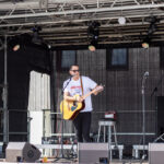 Gårdfest d. 09-08-2025: Fotograf Anita Ósk Hilmarsdóttir Fastrup og Kim Fastrup taselvfoto.dk