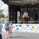 Gårdfest d. 09-08-2025: Fotograf Anita Ósk Hilmarsdóttir Fastrup og Kim Fastrup taselvfoto.dk