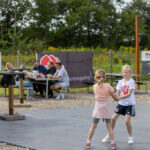 Gårdfest d. 09-08-2025: Fotograf Anita Ósk Hilmarsdóttir Fastrup og Kim Fastrup taselvfoto.dk