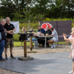 Gårdfest d. 09-08-2025: Fotograf Anita Ósk Hilmarsdóttir Fastrup og Kim Fastrup taselvfoto.dk