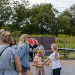 Gårdfest d. 09-08-2025: Fotograf Anita Ósk Hilmarsdóttir Fastrup og Kim Fastrup taselvfoto.dk