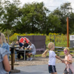 Gårdfest d. 09-08-2025: Fotograf Anita Ósk Hilmarsdóttir Fastrup og Kim Fastrup taselvfoto.dk