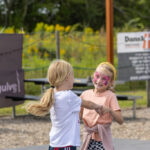 Gårdfest d. 09-08-2025: Fotograf Anita Ósk Hilmarsdóttir Fastrup og Kim Fastrup taselvfoto.dk