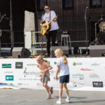 Gårdfest d. 09-08-2025: Fotograf Anita Ósk Hilmarsdóttir Fastrup og Kim Fastrup taselvfoto.dk