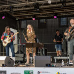 Gårdfest d. 09-08-2025: Fotograf Anita Ósk Hilmarsdóttir Fastrup og Kim Fastrup taselvfoto.dk