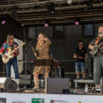 Gårdfest d. 09-08-2025: Fotograf Anita Ósk Hilmarsdóttir Fastrup og Kim Fastrup taselvfoto.dk