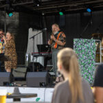 Gårdfest d. 09-08-2025: Fotograf Anita Ósk Hilmarsdóttir Fastrup og Kim Fastrup taselvfoto.dk