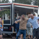 Gårdfest d. 09-08-2025: Fotograf Anita Ósk Hilmarsdóttir Fastrup og Kim Fastrup taselvfoto.dk