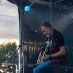 Gårdfest d. 09-08-2025: Fotograf Anita Ósk Hilmarsdóttir Fastrup og Kim Fastrup taselvfoto.dk