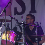 Gårdfest d. 09-08-2025: Fotograf Anita Ósk Hilmarsdóttir Fastrup og Kim Fastrup taselvfoto.dk