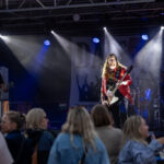 Gårdfest d. 09-08-2025: Fotograf Anita Ósk Hilmarsdóttir Fastrup og Kim Fastrup taselvfoto.dk