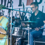 Gårdfest d. 09-08-2025: Fotograf Anita Ósk Hilmarsdóttir Fastrup og Kim Fastrup taselvfoto.dk