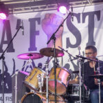 Gårdfest d. 09-08-2025: Fotograf Anita Ósk Hilmarsdóttir Fastrup og Kim Fastrup taselvfoto.dk