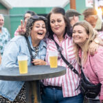 Gårdfest d. 09-08-2025: Fotograf Anita Ósk Hilmarsdóttir Fastrup og Kim Fastrup taselvfoto.dk