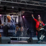 Gårdfest d. 09-08-2025: Fotograf Anita Ósk Hilmarsdóttir Fastrup og Kim Fastrup taselvfoto.dk