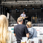 Gårdfest d. 09-08-2025: Fotograf Anita Ósk Hilmarsdóttir Fastrup og Kim Fastrup taselvfoto.dk