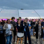 Gårdfest d. 09-08-2025: Fotograf Anita Ósk Hilmarsdóttir Fastrup og Kim Fastrup taselvfoto.dk