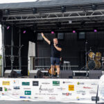 Gårdfest d. 09-08-2025: Fotograf Anita Ósk Hilmarsdóttir Fastrup og Kim Fastrup taselvfoto.dk