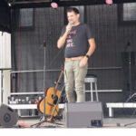 Gårdfest d. 09-08-2025: Fotograf Anita Ósk Hilmarsdóttir Fastrup og Kim Fastrup taselvfoto.dk