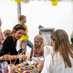 Gårdfest d. 09-08-2025: Fotograf Anita Ósk Hilmarsdóttir Fastrup og Kim Fastrup taselvfoto.dk