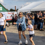 Gårdfest d. 09-08-2025: Fotograf Anita Ósk Hilmarsdóttir Fastrup og Kim Fastrup taselvfoto.dk