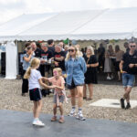 Gårdfest d. 09-08-2025: Fotograf Anita Ósk Hilmarsdóttir Fastrup og Kim Fastrup taselvfoto.dk