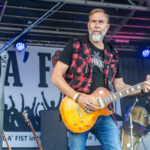 Gårdfest d. 09-08-2025: Fotograf Anita Ósk Hilmarsdóttir Fastrup og Kim Fastrup taselvfoto.dk